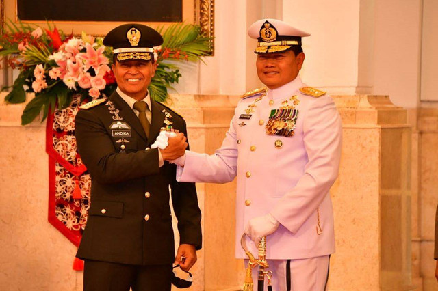 Laksamana TNI Yudo Margono dan Jenderal Andika Perkasa saat pelantikan Panglima TNI di Istana Kepresidenan, Jakarta pada Senin (19/12).
 Foto: Dispenal