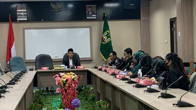 Relawan medis dan non medis RSKI Galang mengadukan nasib mereka ke DPRD Batam. (Foto: Margaretha/batamnews)