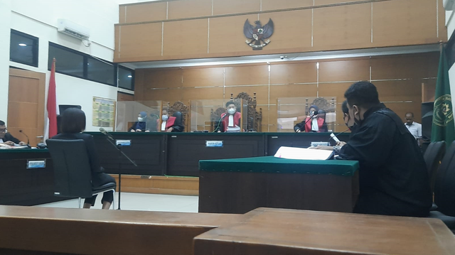 Nikita Mirzani ngamuk di sidang. Foto: Istimewa