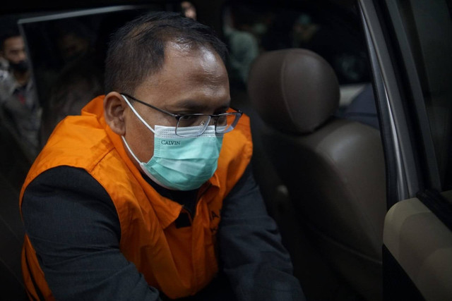 Hakim Yustisial Edy Wibowo mengenakan rompi tahanan memasukin kendaraan usai menjalani pemeriksaan di Gedung KPK, Jakarta, Senin (19/12/2022). Foto: Jamal Ramadhan/kumparan