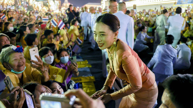 Putri Thailand Bajrakitiyabha menyapa kaum royalis, di The Grand Palace di Bangkok, Thailand. Foto: Athit Perawongmetha/REUTERS