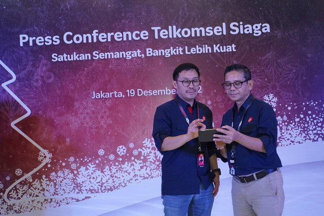 Senior Vice President Consumer Sales Operation Telkomsel Gilang Prasetya dan Vice President Network Assistance, Security and Operations Center Telkomsel Galumbang Pasaribu memaparkan kesiapan produk, layanan, serta jaringan Telkomsel, Senin (19/12) Foto: Telkomsel