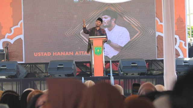 Ustaz Hanan Attaki menyampaikan ceramah dalam festival santri di Kota Subulussalam. Foto: dok. Yudi Ansyah/acehkini