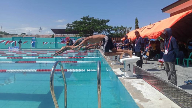 Pertandingan di cabang olahraga renang pada Pekan Olahraga Provinsi (Porprov) Sulbar IV. Foto: Zulkifli