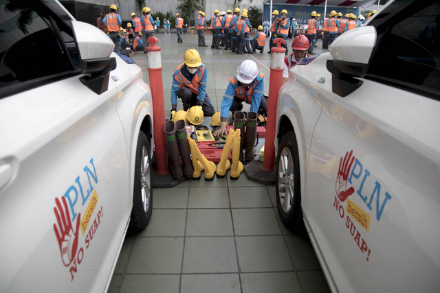 Petugas PLN menyiapkan peralatan kebutuhan perawatan dan perbaikan aliran listrik pada apel siaga kelistrikan Natal 2022 dan Tahun Baru 2023 di kantor pusat PLN, Jakarta, Selasa (20/12/2022). Foto: Aditia Noviansyah/kumparan