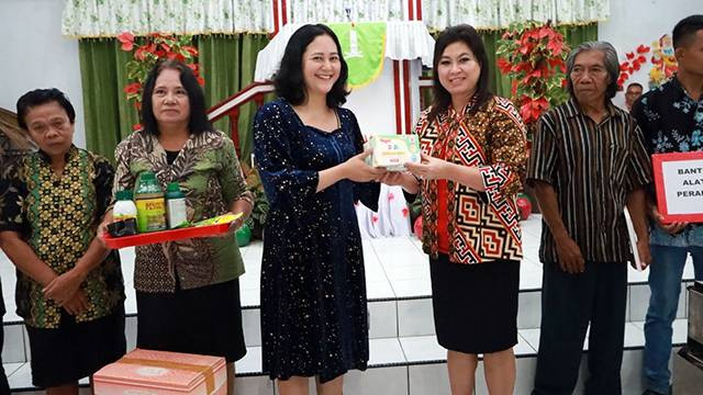 Penyerahan diakonia natal oleh Bupati Kepulauan Sitaro, Evangelian Sasingen pada kegiatan Safari Natal Kabupaten Kepulauan Sitaro.