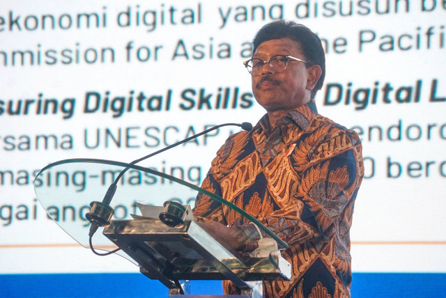 Menkominfo, Johnny G. Plate berbicara saat peluncuran Indeks Masyarakat Digital Indonesia 2022 di Jakarta pada Selasa (20/12/2022). Foto: Iqbal Firdaus/kumparan