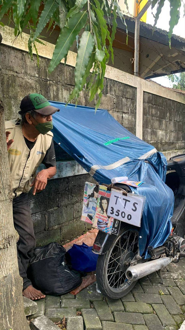 Kakek Madi, Penjual buku TTS di Kota Yogyakarta (Sabtu, 10/12/2022). Dokumen Pribadi