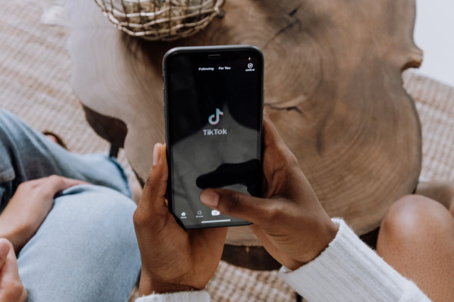 Ilustrasi cara mendapatkan gratis ongkir di Tiktok Shop. Foto: Pexels.