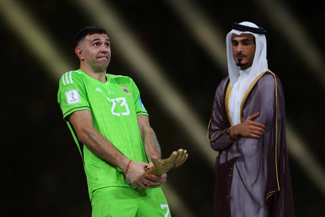 Selebrasi kiper Timnas Argentina Emiliano Martinez usai mendapatkan gelar kiper terbaik Piala Dunia 2022 Qatar.