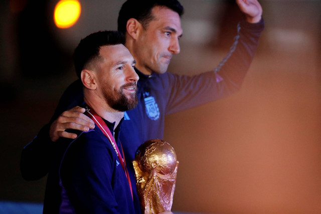 Pelatih Argentina Leonel Scaloni dan Lionel Messi tiba di Bandara Internasional Ezeiza, Buenos Aires, Argentina, Selasa (20/12/2022). Foto: Agustin Marcarian/REUTERS