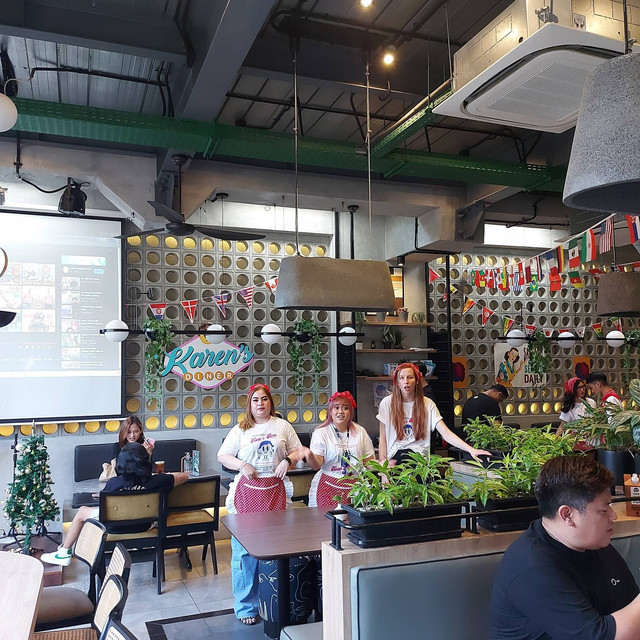 Suasana para pelayan Karen's Diner saat melayani tamu restoran Bengkel Burger di Jakarta (15/12/2022). Foto: Monika Febriana/kumparan