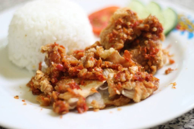 Ilustrasi Ayam Penyet Surabaya. Foto: Shutterstock