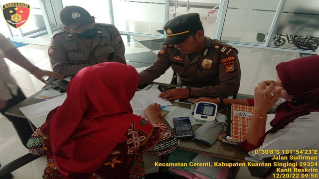 Kapolsek Cerenti, Iptu Iwan Fikri, bersama anggota mendatangi klinik digelarnya sunat massal. (Dok. Polsek Cerenti)