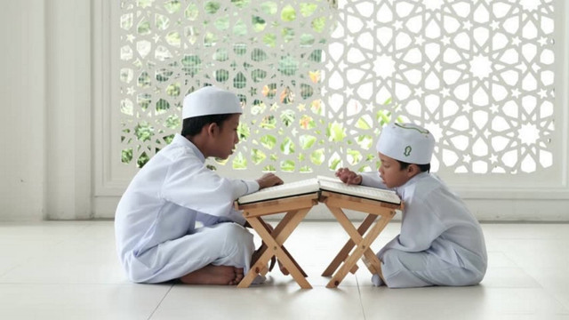 Ilustrasi anak-anak yang belajar membaca Alquran. Foto: Unsplash