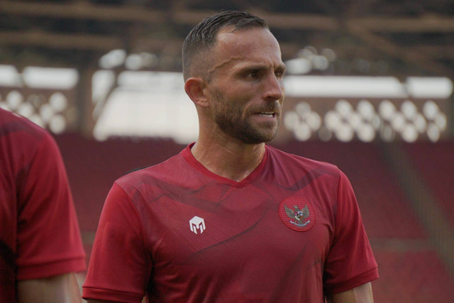 Pemain Timnas Indonesia Ilija Spasojevic mengikuti latihan di Stadion Gelora Bung Karno (GBK), Jakarta, Selasa (20/12/2022).  Foto: Jamal Ramadhan/kumparan
