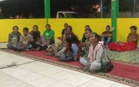 Sejumlah calon pekerja asal NTT saat berada di aula Basarang, Palangka Raya.