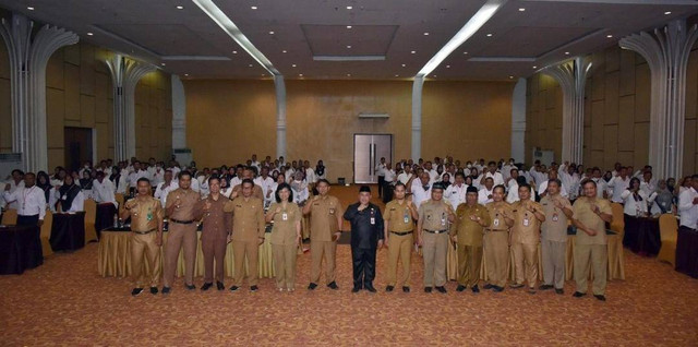  (Plt) Sekretaris Daerah (Sekda) Kabupaten Kobar, Juni Gultom. foto bersama usai membuka pelatihan awal tugas untuk anggota Badan Permusyawaratan Desa (BPD) tahun 2022. Foto: Prokom