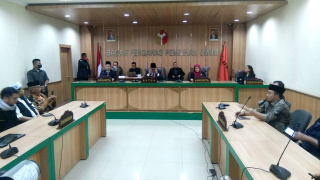 Sidang putusan mediasi Partai Ummat dan KPU di Bawaslu, Jakarta, Selasa (20/12/2022). Foto: Luthfi Humam/kumparan