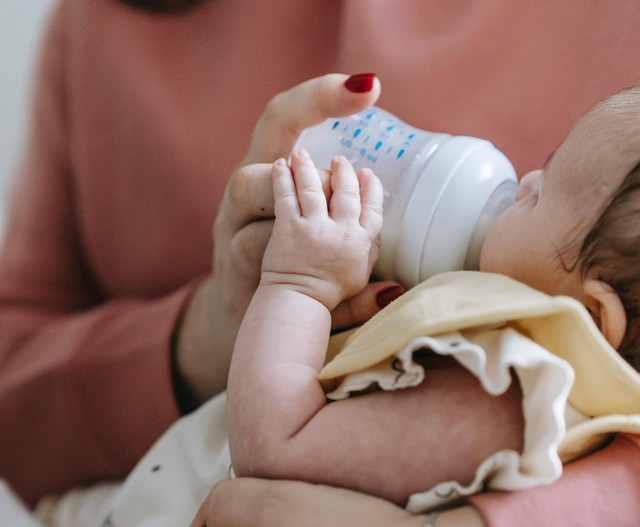 Ilustrasi pemberian nutrisi pada anak. Sumber foto: pexels.com