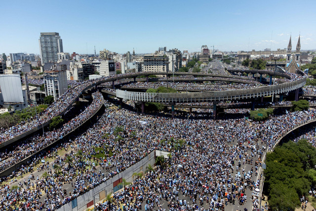 Ilustrasi kerumunan manusia di Buenos Aires, Argentina, Selasa (20/12). Foto: Gonzalo Colini/REUTERS