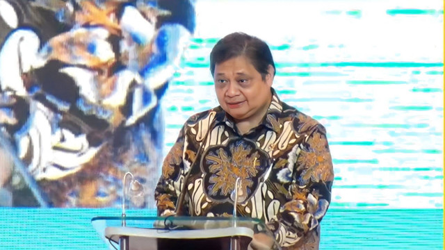 Menteri Koordinator Bidang Perekonomian Airlangga Hartarto dalam acara Outlook Perekonomian Indonesia 2023 di Hotel Ritz-Carlton, Jakarta, Rabu (21/12/2022). Foto: Ave Airiza Gunanto/kumparan