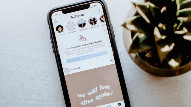 Ilustrasi halaman beranda Instagram yang memuat umpan dan story. Foto: Unsplash.com