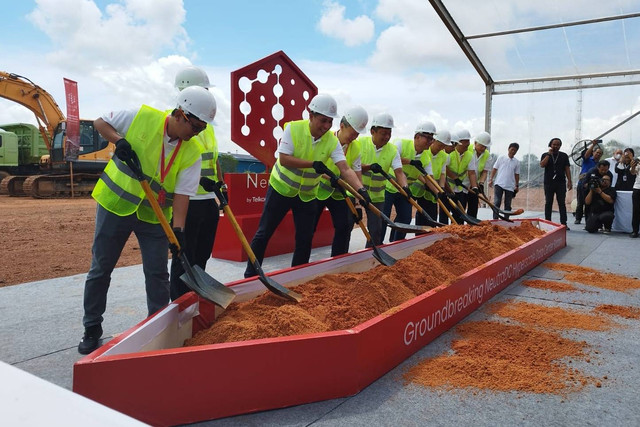 Telkom menandai groundbreaking pembangunan data center di Batam secara simbolis, dihadiri Wamen BUMN II, Kartika Wirjoatmodjo, Rabu (21/12). Foto: Wendiyanto Saputro/kumparan