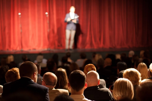Ilustrasi stand up comedy. Foto: Shutterstock