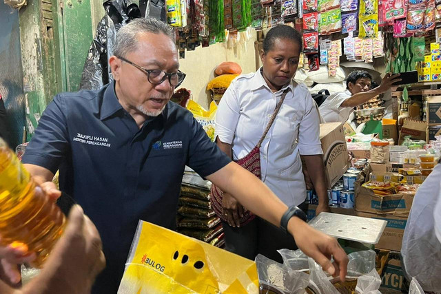 Mendag Zulkifli Hasan saat meninjau Pasar Sentral Remu di Kota Sorong, Papua Barat pada Rabu (21/12/2022). Foto: Kemendag RI