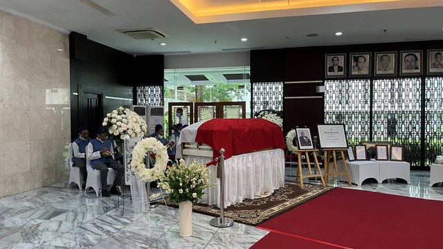 Suasana tempat jenazah Subroto disemayamkan di Gedung Kementerian Energi dan Sumber Daya Mineral (ESDM) Jakarta Pusat, Rabu (21/12/2022). Foto: Fariza Rizky Ananda/kumparan