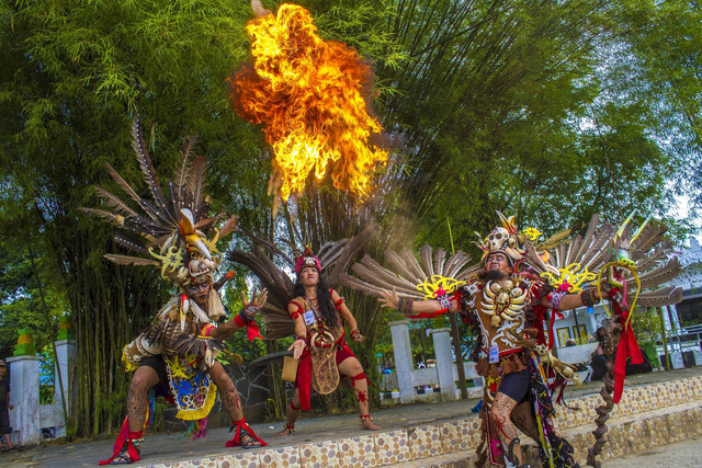 Peserta melakukan atraksi api saat Karnaval Etnis dan Pawai Budaya Festival Kemilau Meratus di Barabai, Kabupaten Hulu Sungai Tengah, Kalimantan Selatan, Rabu (21/12/2022). Foto: Bayu Pratama S/Antara Foto
