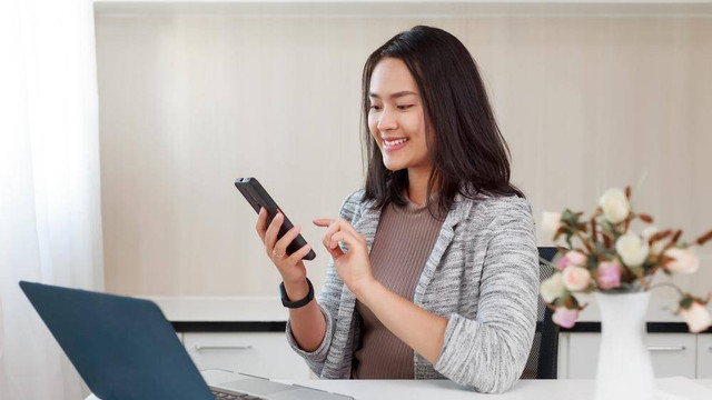 Ilustrasi menggunakan mobile banking. Foto: Shutterstock