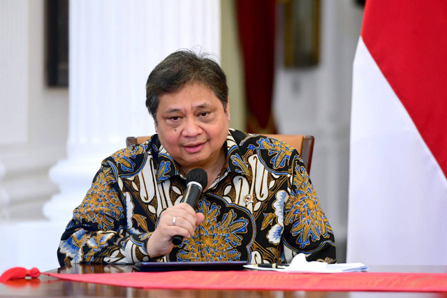 Menteri Perekonomian Airlangga Hartarto berbicara saat Presiden Joko Widodo umumkan kebijakan pelarangan Ekspor Bauksit di Istana Negara, Jakarta, Rabu (21/12/2022). Foto: Muchlis Jr/Biro Pers Sekretariat Presiden
