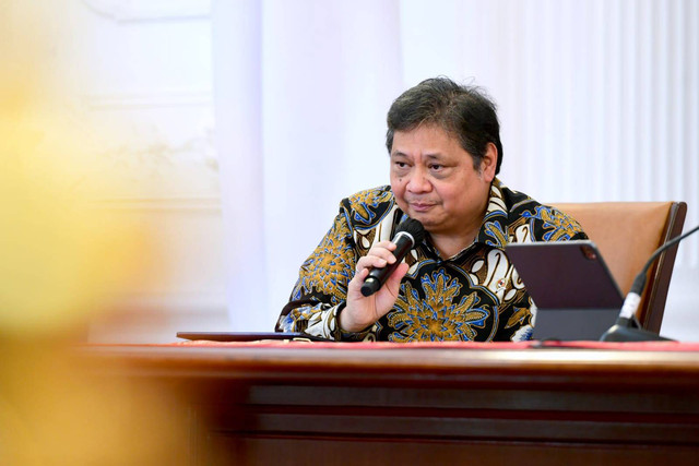 Menteri Perekonomian Airlangga Hartarto berbicara saat Presiden Joko Widodo umumkan kebijakan pelarangan Ekspor Bauksit di Istana Negara, Jakarta, Rabu (21/12/2022). Foto: Muchlis Jr/Biro Pers Sekretariat Presiden
