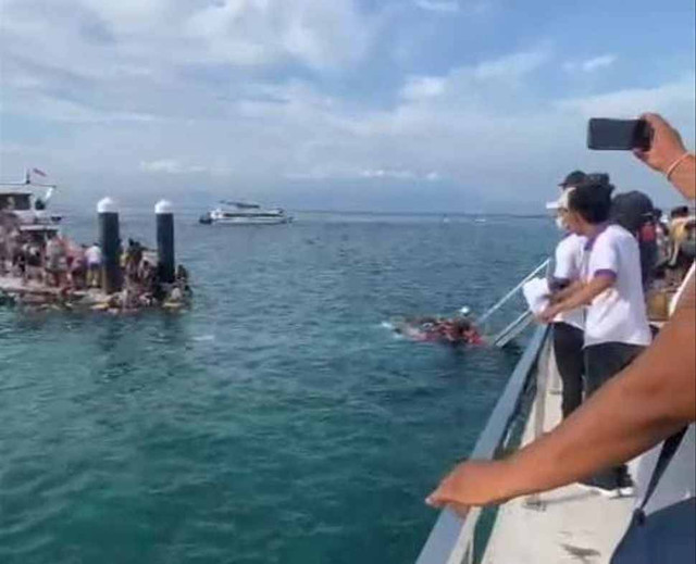 Jembatan penghubung antara ponton dan dermaga utama Pelabuhan Penyeberangan Banjar Nyuh ambruk di Desa Ped, Kecamatan Nusa Penida, Kabupaten Klungkung, Bali, Kamis (15/12/2022). Dok. Istimewa