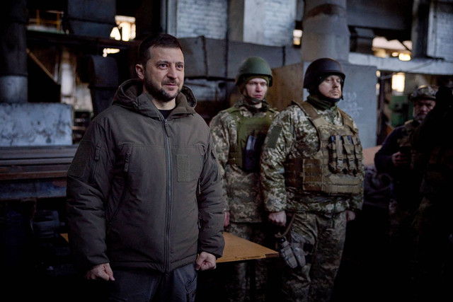 Presiden Ukraina Volodymyr Zelensky mengunjungi tentara Ukraina di posisi mereka di kota garis depan Bakhmut, di wilayah Donetsk, Ukraina, Selasa (20/12/2022). Foto: Ukrainian Presidential Press Service/Handout via REUTERS
