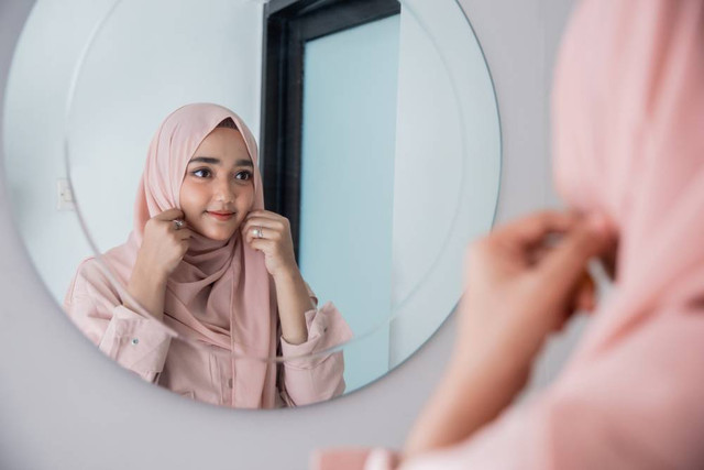 Ilustrasi perempuan memakai hijab. Foto: Shutterstock