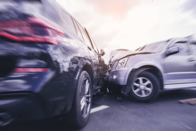 Ilustrasi tabrakan mobil. Foto: Shutterstock