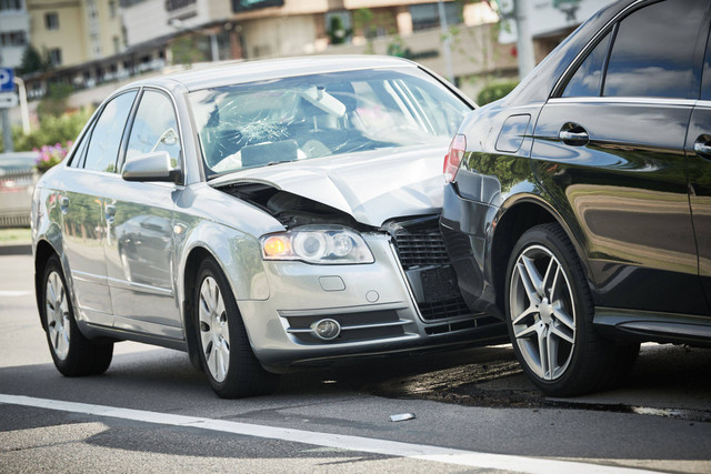 Ilustrasi tabrakan mobil. Foto: Shutterstock