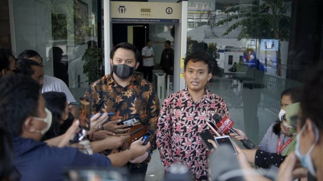 Airlangga Julio dari Amar Law Firm & Publik Interest Law Office (kiri) dan Ibnu Syamsu Hidayat dari Themis Indonesia Law Firm memberikan keterangan kepada wartawan di depan kantor DKPP, Jakarta, Rabu (21/12/2022). Foto: Jamal Ramadhan/kumparan