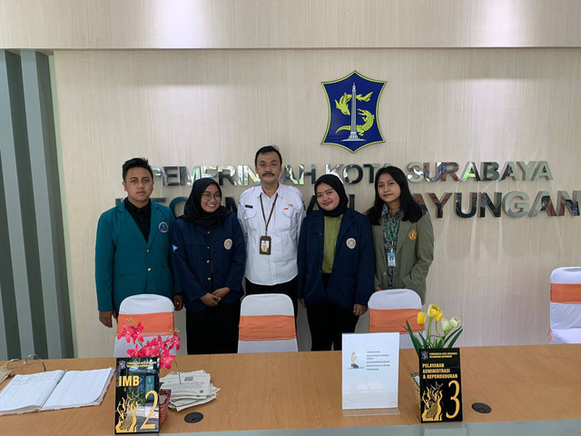 Mahasiswa peserta MBKM-A bersama Kasi Pemerintahan Kecamatan Gayungan (Dok. Pribadi)