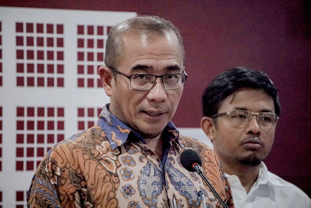 Ketua Komisi Pemilihan Umum (KPU), Hasyim Asy'ari (tengah) menyampaikan keterangan kepada wartawan pada konferensi pers di KPU RI, Jakarta, Rabu (21/12/2022). Foto: Jamal Ramadhan/kumparan