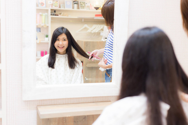 Ilustrasi perempuan potong rambut. Foto: Shutterstock