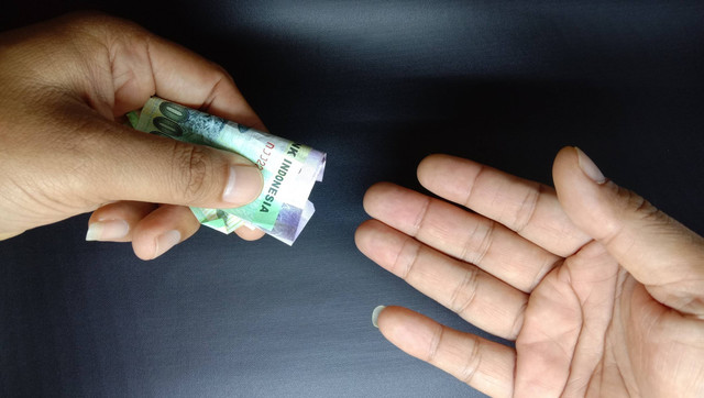 Ilustrasi pungutan liar. Foto: Shutterstock