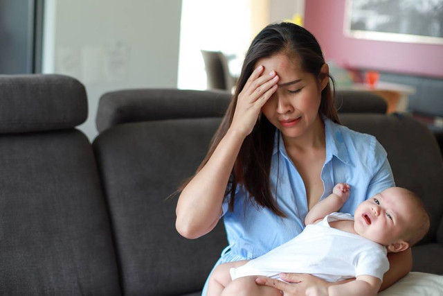 Tantangan ibu baru, menghadapi baby blues setelah melahirkan. Foto: Shutterstock