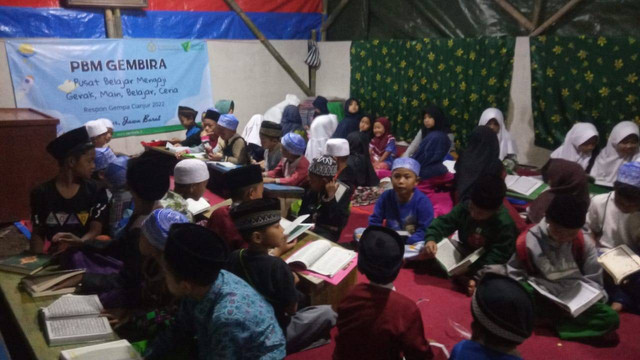 Sebanyak 1.842 orang penerima manfaat(PM) dengan 68 orang guru PBM Gembira yang tersebar di 30 titik wilayah gempa Cianjur, kecamatan Cugenang, Cianjur, Jawa Barat. terhitung sejak tanggal 12 Desember 2022. Guru mengaji ini memiliki peran signifikan untuk membantu bangkit lebih cepat.