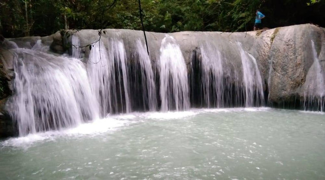 Wisata air terjun di Desa Kaongkeongkea, Kecamatan Pasarwajo, Kabupaten Buton. (foto: Fahrun)
