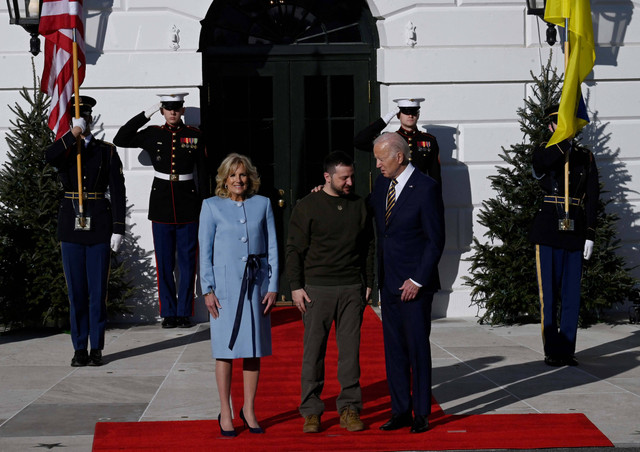 Presiden Ukraina Volodymyr Zelensky bertemu dengan Presiden AS Joe Biden di Oval Office Gedung Putih, di Washington, DC pada Rabu (21/12). Foto: Olivier Douliery / AFP