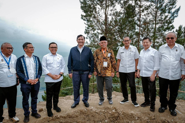 Sandiaga Uno groundbreaking hotel bintang lima pertama di Danau Toba. Foto: Kemenparekraf RI